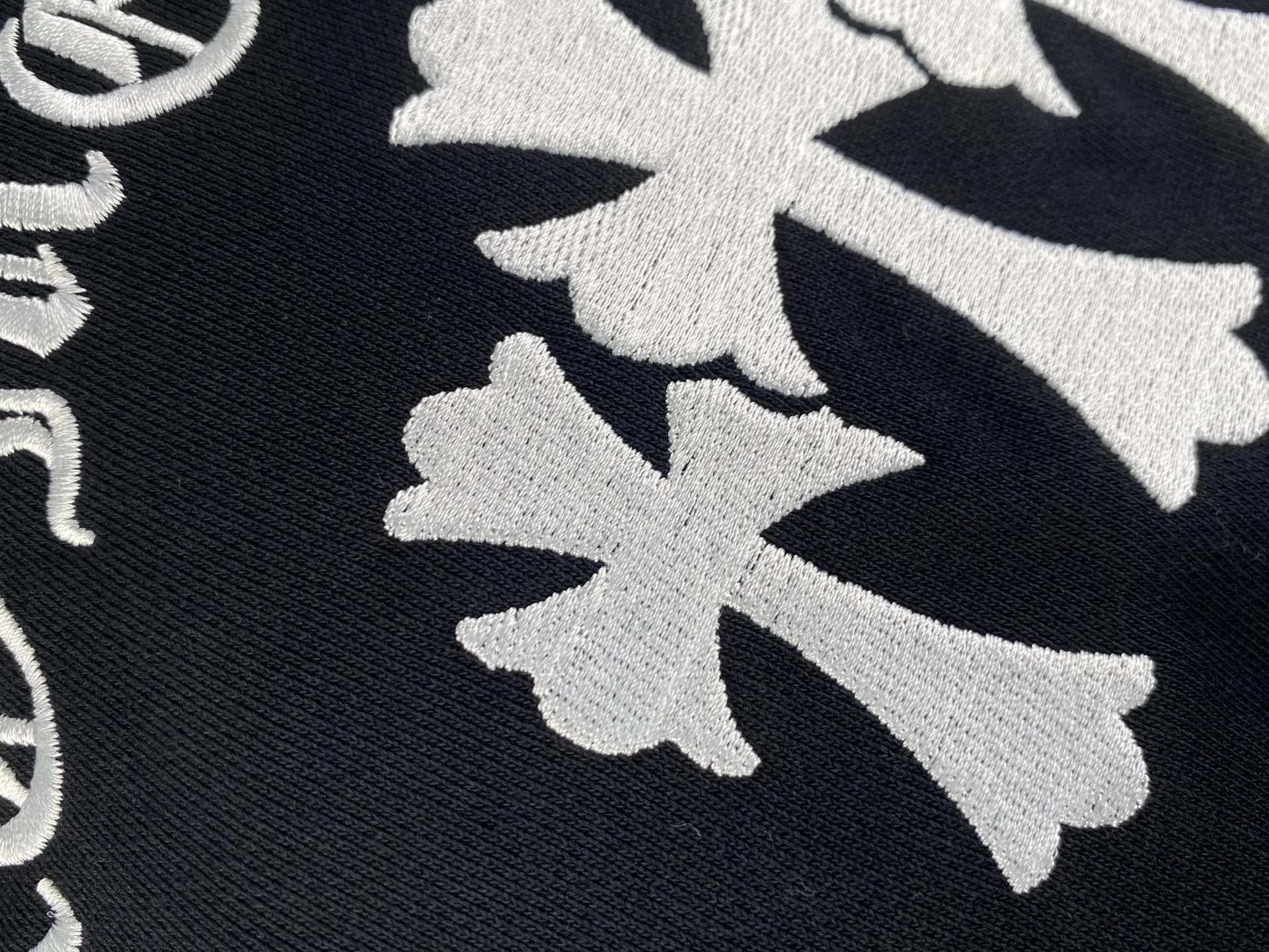 P440 Chrome Hearts cross embroidery sweatshirt ●Authentic 12200 purchase and development ●380g Korean cotton and linen sweatshirt 100% cotton ●380g 2*2 matching high-end brand rib ●Fabrics fermentation wash. ●Imported embroidery ●Customized 1:1 hardware ●Customized 1:1 leather label ●Customized 1:1 trademark ●Loose version ●Size: S M L XL